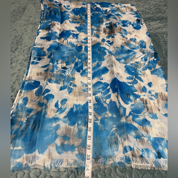 Doncaster Scarf NWT Floral Blue/White/Black Silk Blend Lightweight Fringed - Picture 4 of 4
